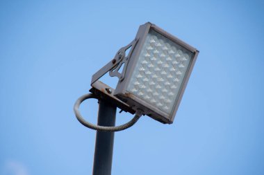 Sokak LED ışıkları. Mavi gökyüzü arka planında bir fener. Yüksek kalite fotoğraf