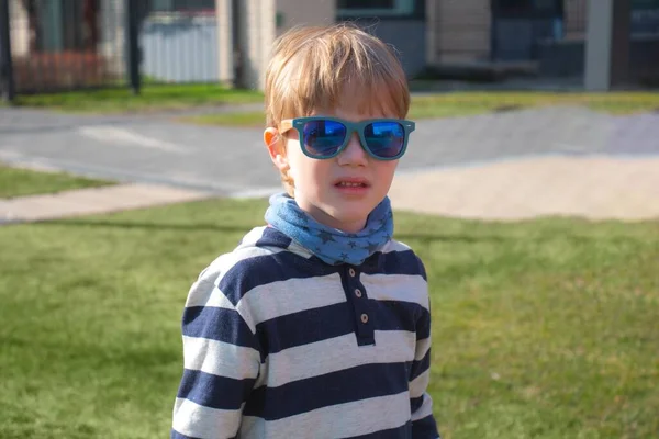 Chłopiec Okularach Przeciwsłonecznych Koncepcja Ochrony Wzroku Przed Negatywnymi Skutkami Promieniowania — Zdjęcie stockowe