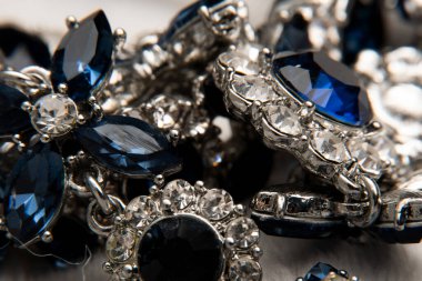 Mavi safir takılar. Kolye ya da bilezik, kübik zirkon, elmas ve topaz.Sapphire, Mavi Elmas. Lüks kolye kapanışı. Yüksek kalite fotoğraf