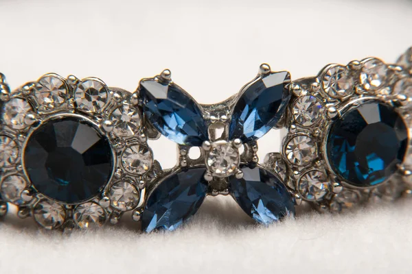 蓝蓝宝石珠宝 项链或手镯 带有立方氧化锆 钻石和头饰 蓝宝石 蓝宝石 奢华迷人项链的装束 高质量的照片 — 图库照片