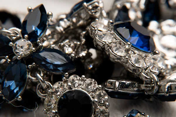 ブルーサファイアのジュエリー キュービックジルコニア ダイヤモンドとトパーズとネックレスやブレスレット 高級魅力のネックレスの閉鎖 高品質の写真 — ストック写真