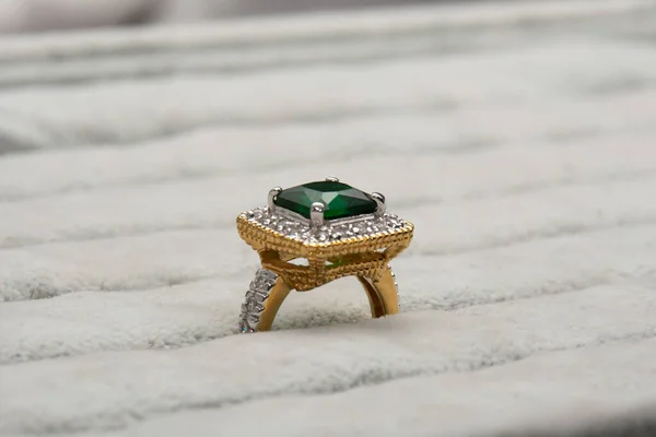 Anello Con Grande Smeraldo Diamanti Close Macro Sparato Foto Alta — Foto Stock