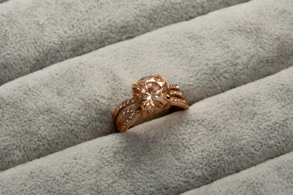 珠宝架上有一颗大钻石的结婚戒指 婚礼珠宝的组成 高质量的照片 — 图库照片