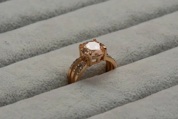 Jegygyűrű Egy Nagy Pezsgő Színű Gyémánttal Ékszerdobozban Esküvői Ékszer Kompozíció — Stock Fotó