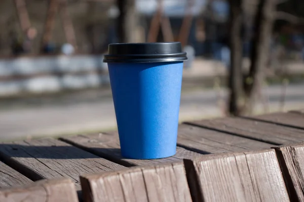 街上的纸杯咖啡 喝了一杯硬纸板咖啡 一个关于高伟威纸杯咖啡的模型 卫生间用的空白表面 咖啡广告横幅 高质量的照片 — 图库照片