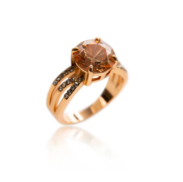 Aranygyűrűt Füstös Kvarckővel Fehér Alapon Elszigetelve Nagy Pezsgős Gyémánt Igen — Stock Fotó