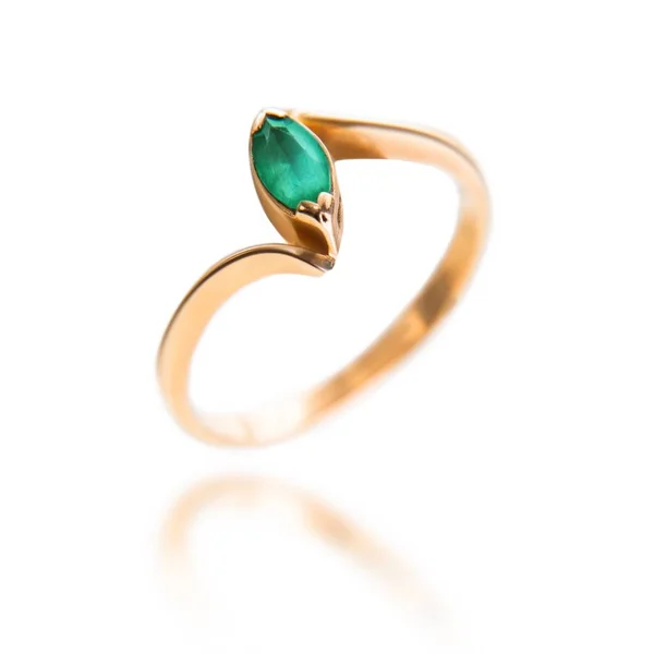 Arany Gyűrű Egy Smaragd Kővel Halál Szelektív Fókusz Ékszerek Elkülönítve — Stock Fotó