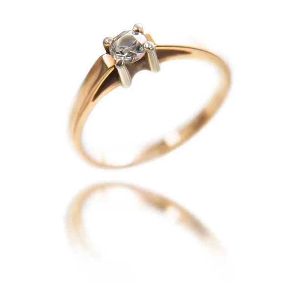 Arany Gyémánt Gyűrű Elszigetelt Fehér Háttérrel Mélységi Mező Szelektív Fókusz — Stock Fotó