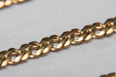 Gri üzerine altın zincirli kolye, yakın plan. Altın zincir detayları. Yüksek kalite fotoğraf