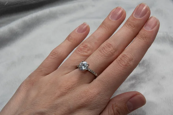 Einen Ring Mit Einem Großen Diamanten Einer Frauenhand Hochwertiges Foto — Stockfoto