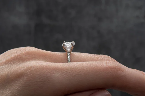 Ένα Δαχτυλίδι Ένα Μεγάλο Διαμάντι Στο Χέρι Μιας Γυναίκας Υψηλής — Φωτογραφία Αρχείου