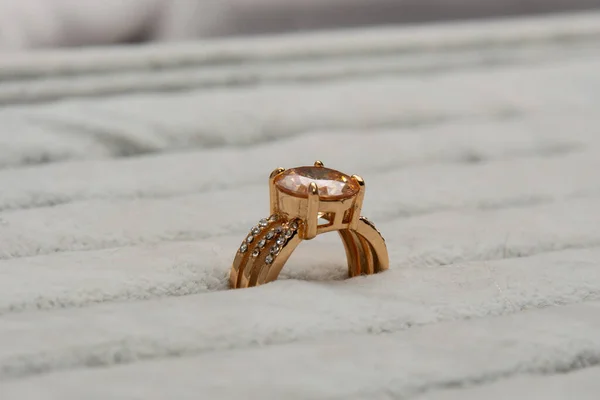 Jegygyűrű Egy Nagy Gyémánttal Ékszerdobozban Esküvői Ékszer Kompozíció Kiváló Minőségű — Stock Fotó
