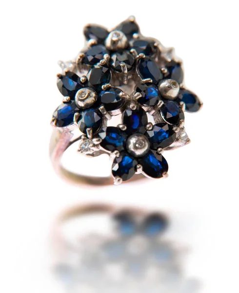 Ένα Δαχτυλίδι Σκούρα Μπλε Ζαφείρια Ένα Δαχτυλίδι Λουλούδια Σχεδιασμός Κοσμημάτων — Φωτογραφία Αρχείου