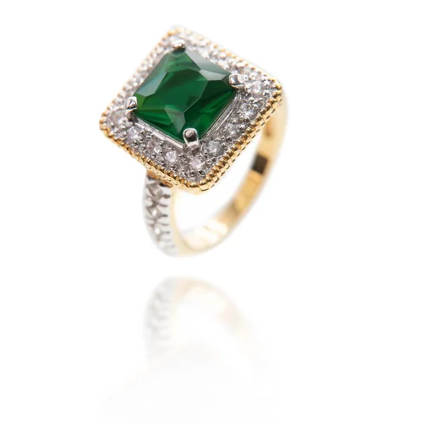 古色古香的金戒指 镶有一颗大翡翠石和钻石 Dof 有选择的重点 珠宝被白色隔离 高质量的照片 — 图库照片