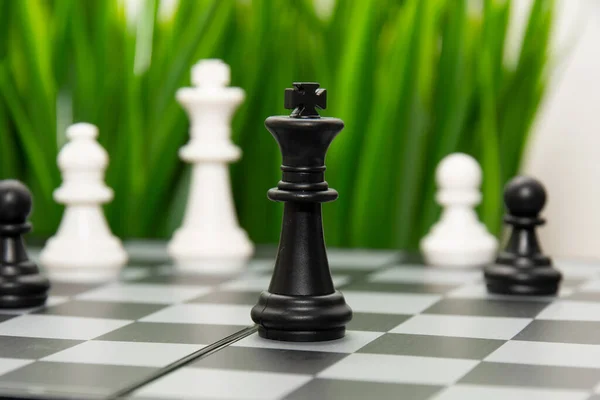 Шахова Гра Чорний Шаховий Король Тлі Шахової Дошки Інших Фігур — стокове фото
