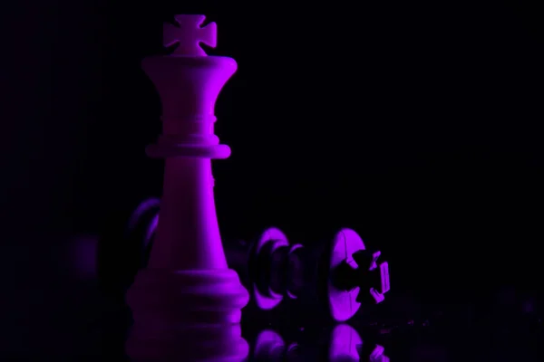 Λευκός Βασιλιάς Του Σκακιού Νικάει Τον Μαύρο Βασιλιά Του Σκακιού — Φωτογραφία Αρχείου