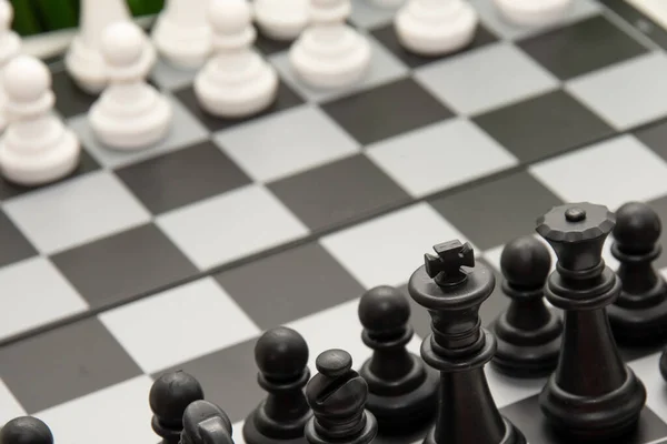 Átlagos Összetétel Fehér Fekete Sakkfigurákkal Kiváló Minőségű Fénykép — Stock Fotó