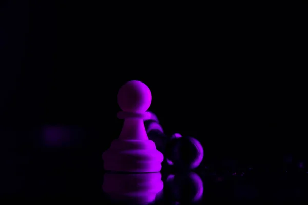 White Chess Pawn Defeats Black Chess Pawn Neon Lighting Low — Stock Photo, Image