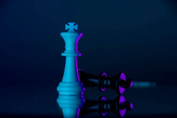 Bílý Šachový Král Porazí Černého Šachového Krále Neonové Osvětlení Kvalitní — Stock fotografie