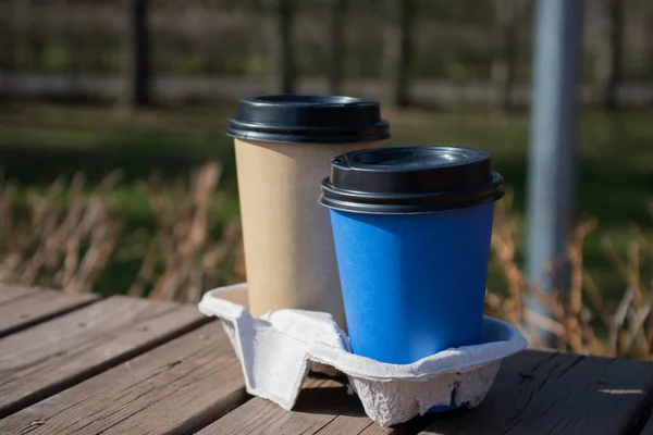 街上的纸杯咖啡 喝了一杯硬纸板咖啡 一个关于高伟威纸杯咖啡的模型 卫生间用的空白表面 咖啡广告横幅 高质量的照片 — 图库照片