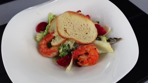 Caesar Salat Mit Tigergarnelen Einem Weißen Teller Cäsar Salat Großaufnahme — Stockvideo