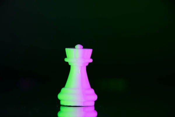 Egy Bástya Sakkfigurája Neonfényben Kiváló Minőségű Fénykép — Stock Fotó