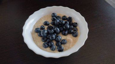 Yaban mersinli tart manzaralı. Taze böğürtlenli tatlı. Yüksek kalite fotoğraf