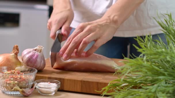女人切鸡胸肉片 在一个明亮漂亮的厨房里拍特写 高质量的4K镜头 — 图库视频影像