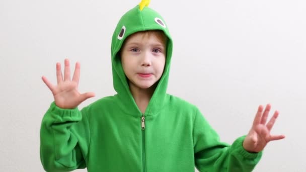 Nytår Kinesisk Person Dinosaur Mand Kostume Vandret Legende Spille Dreng – Stock-video
