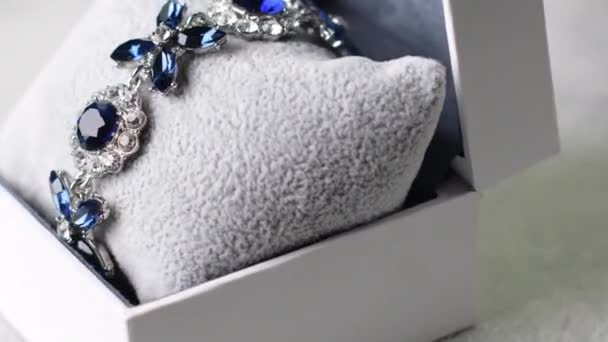 Princess Geslepen Blauwe Edelsteen Zilveren Armband Sieraden Ontwerp Zwarte Achtergrond — Stockvideo