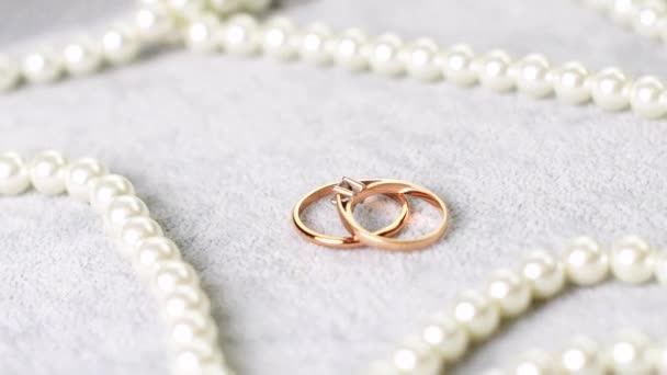 灰色背景的结婚戒指 情人节浪漫的背景 有珠宝 礼物和礼物 高质量的4K镜头 — 图库视频影像