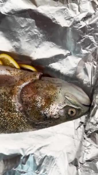 新鲜鳟鱼配柠檬 高质量的镜头 — 图库视频影像