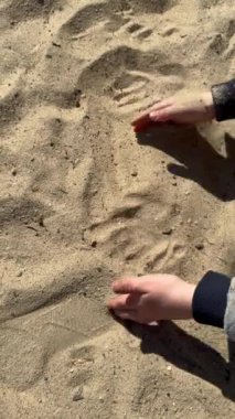 Kum tepesinde oynayan çocukların ellerini kapat. Yüksek kalite 4k görüntü