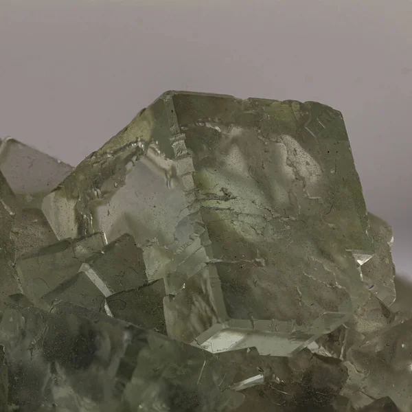 Échantillon Minéral Fluorite Verte Sur Fond Blanc — Photo