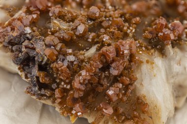 Vanadinitin portakal kırmızısı kristalleri, sekizinci sınıfa ait kurşun cevheri.