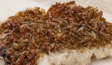 Vanadinit mineral numunesinin kırmızı kristalleri