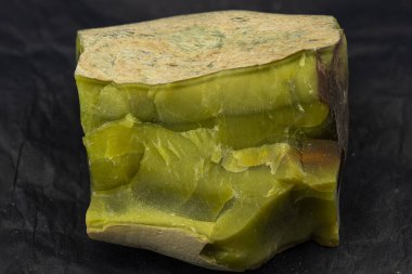 Siyah arkaplanda yeşil opal mineral örneği