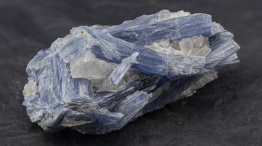 Siyah arkaplanda mineral numunesi, mineral koleksiyonu