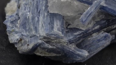 Siyah bir arkaplanda mineral örneği