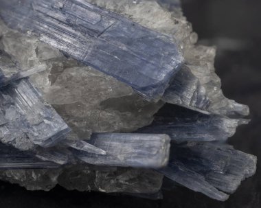 Siyah bir arkaplanda mineral örneği