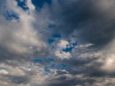 Mavi gökyüzünde beyaz bulutlar