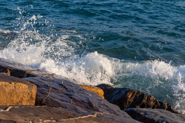 Kayalıklardaki deniz dalgaları