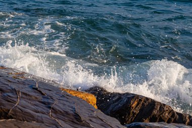 Kayalıklardaki deniz dalgaları