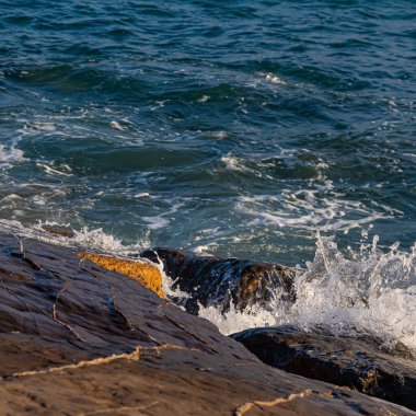 Kayaların üzerinde deniz dalgaları