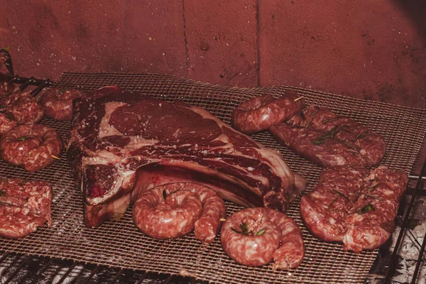 Sizzling Feast Mixed Meats Salchichas Bbq Grill Perfecto Para Próximo —  Fotos de Stock