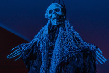 Cadılar Bayramı ruhuna adım atın. Ürkütücü iskelet dekorasyonumuz avizeden zarifçe sarkıyor. Ürkütücü bir örümcek ağı, atmosferik renkli ışıklandırma ve unutulmaz bir festival atmosferi var.