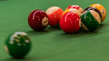 Bilardo masasının çarpıcı kompozisyonu, bilardo oyunlarının cazibesini ve stratejisini gözler önüne seriyor.