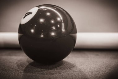 Bilardo masasının çarpıcı kompozisyonu bilardo oyununun cazibesini ve stratejisini gözler önüne seriyor. Siyah beyaz resim
