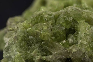 Karmaşık Detaylı Parlak Yeşil Mineral Yüzeyinin Canlı Makro Çekimi