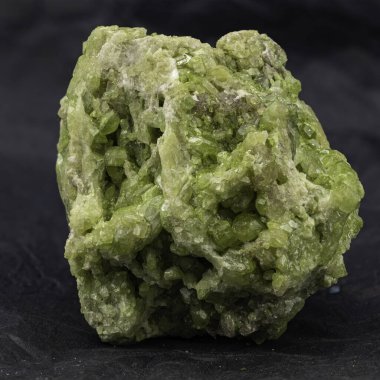 Vesuvianite Koleksiyon Mineralinin Detaylı Görünümü, İlgi çekici Özelliklerini Vurguluyor